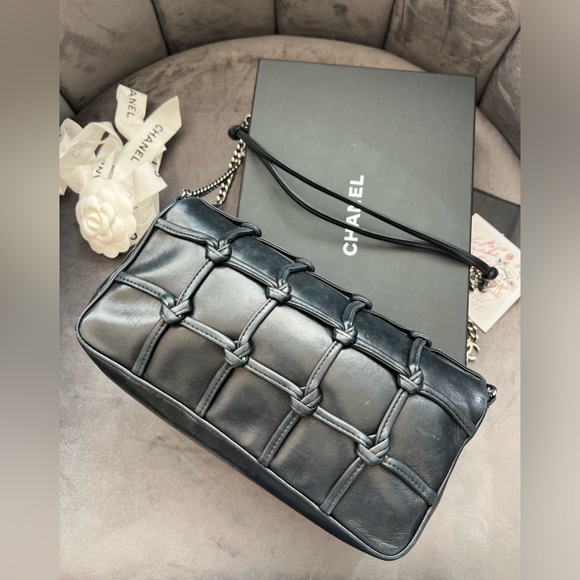 Vintage Chanel Knot Lambskin Bag - Picture 9 of 16